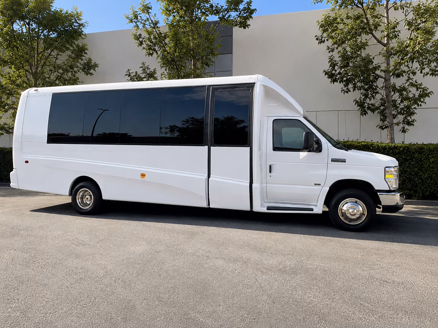 what kind of bus works best for a plymouth wine tour group